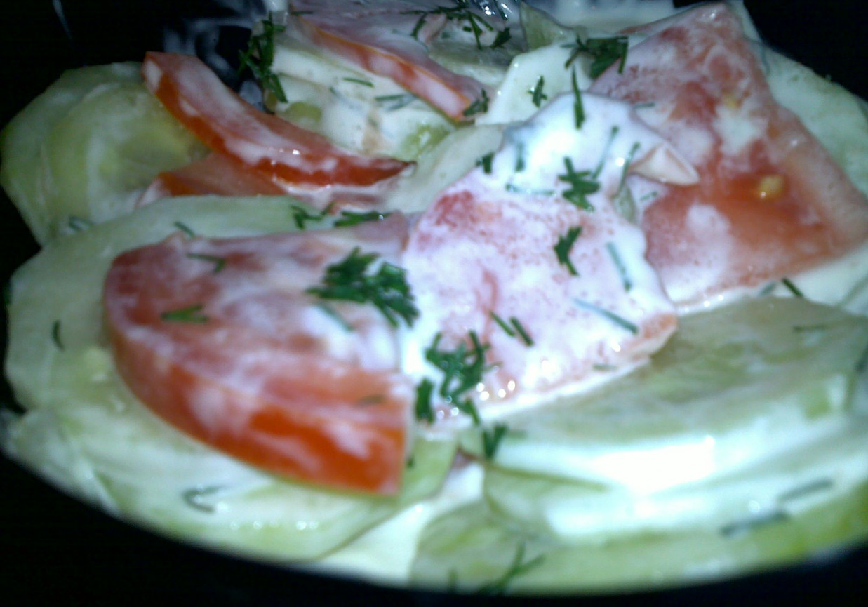 Surówka z pomidorów i ogórków foto