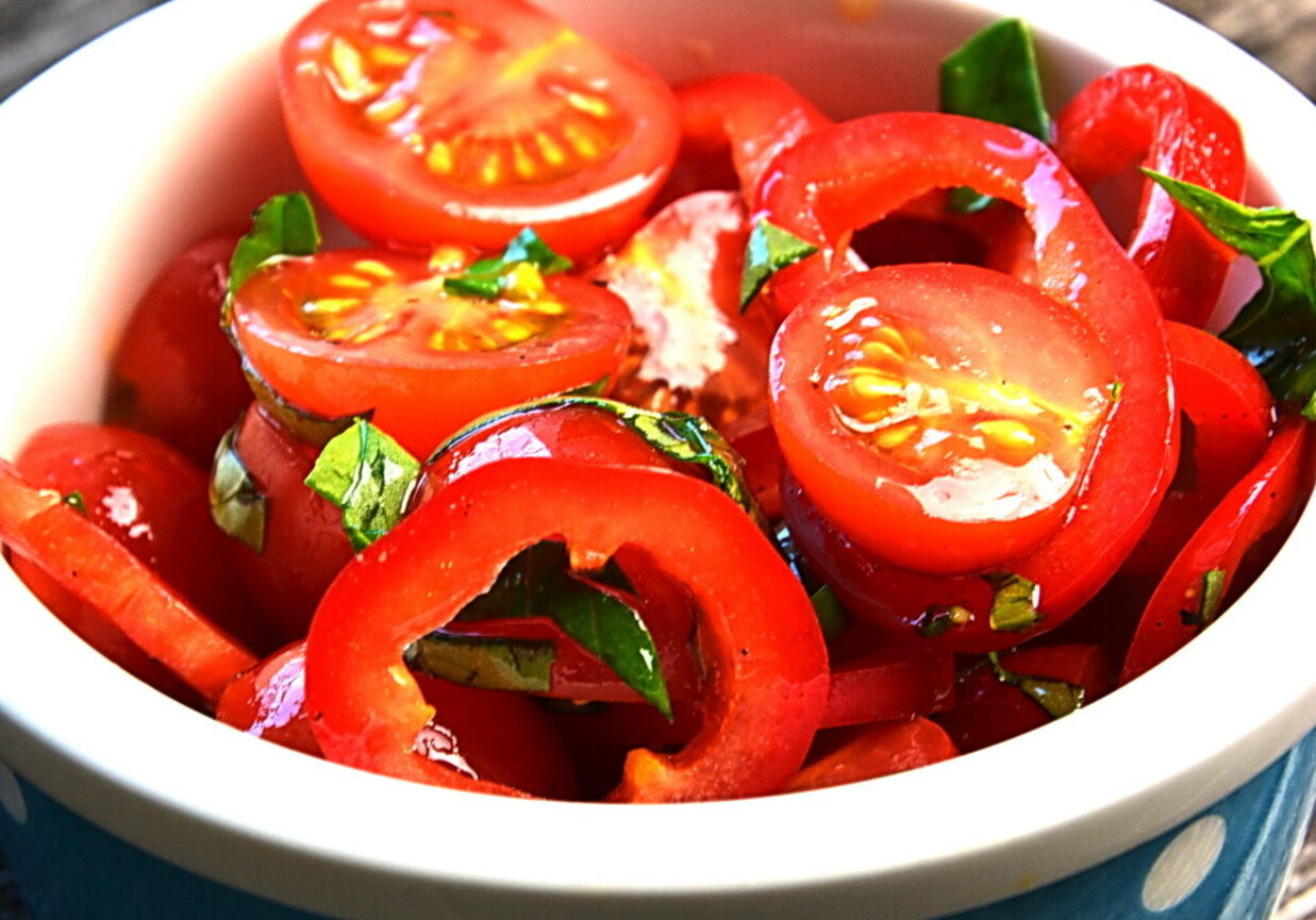Surówka z pomidorów i papryki foto