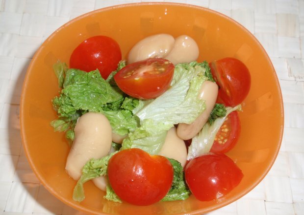 Fotografia przedstawiająca Surówka z pomidorów, sałaty i fasoli