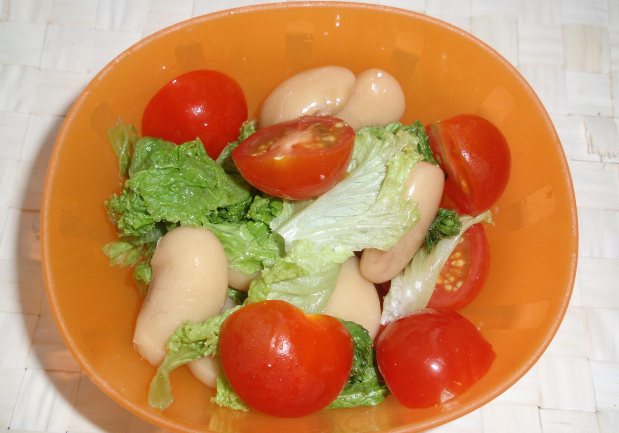 Surówka z pomidorów, sałaty i fasoli foto