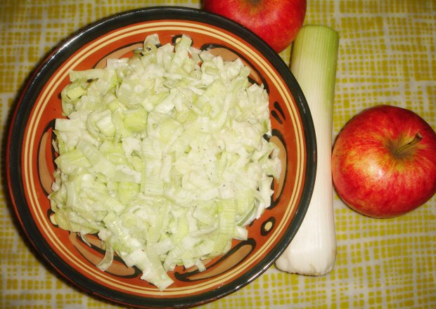 Fotografia przedstawiająca Surówka z pora i jabłka