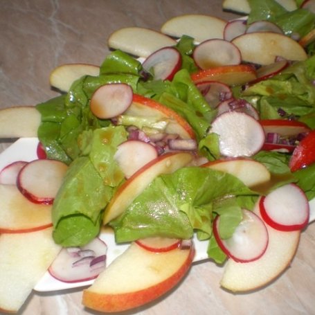 Krok 3 - Surówka z rzodkiewki, jabłek i cebuli na sałacie foto