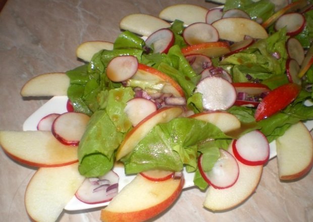 Fotografia przedstawiająca Surówka z rzodkiewki, jabłek i cebuli na sałacie