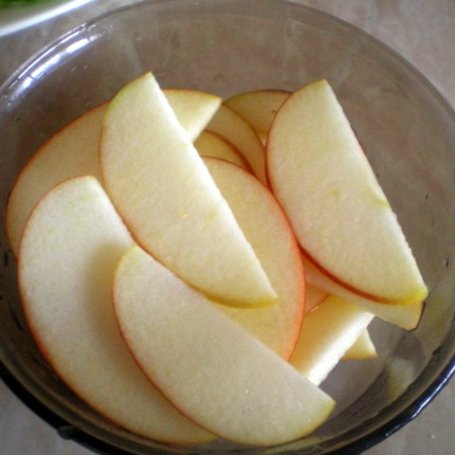 Krok 2 - Surówka z rzodkiewki, jabłek i cebuli na sałacie foto