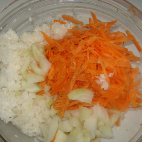 Krok 3 - Surówka z rzodkwią, marchewką i słonecznikiem foto