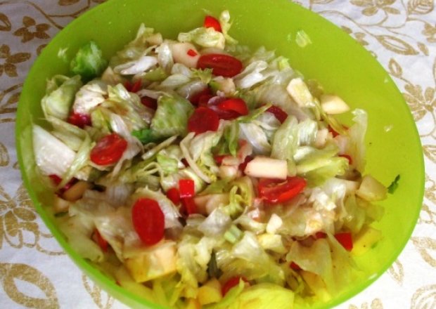 Fotografia przedstawiająca Surówka z sałatą, pomidorkami i jabłkiem