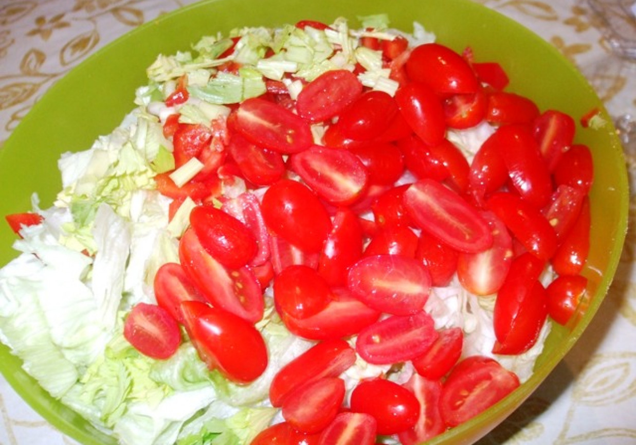 Surówka z sałatą, pomidorkami i jabłkiem foto