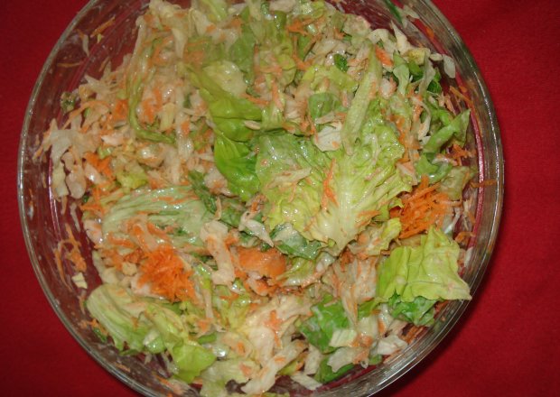 Fotografia przedstawiająca Surówka z sałatami i sosem z otrębami