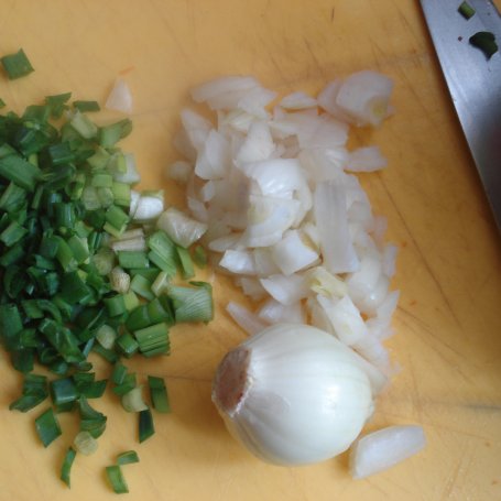 Krok 4 - Surówka z sałatami i sosem z otrębami foto