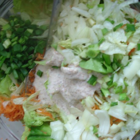 Krok 6 - Surówka z sałatami i sosem z otrębami foto
