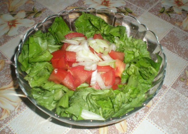 Fotografia przedstawiająca Surówka z sałaty i pomidorów
