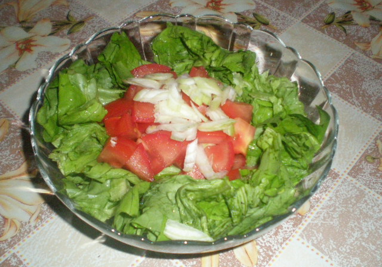 Surówka z sałaty i pomidorów foto