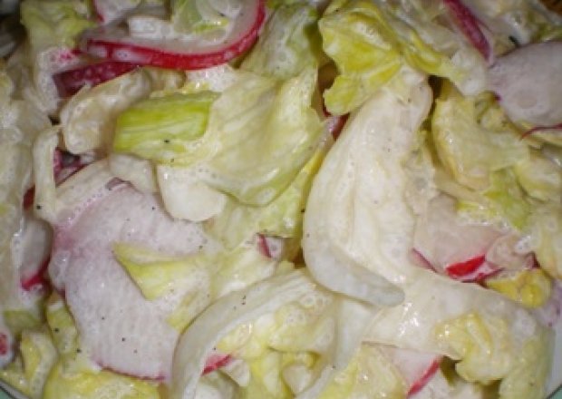 Fotografia przedstawiająca Surówka z sałaty i rzodkiewki