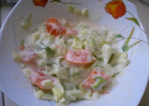 Fotografia przedstawiająca Surówka z sałaty lodowej i pomidorów