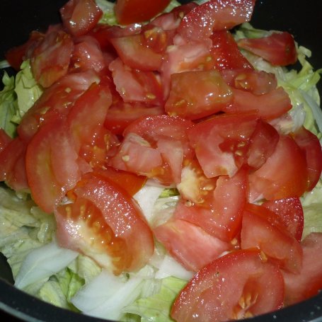 Krok 3 - Surówka z sałaty lodowej z pomidorami i natką  foto