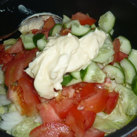 Krok 5 - Surówka z sałaty lodowej z pomidorami i natką  foto