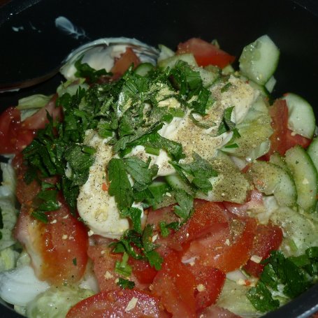 Krok 7 - Surówka z sałaty lodowej z pomidorami i natką  foto