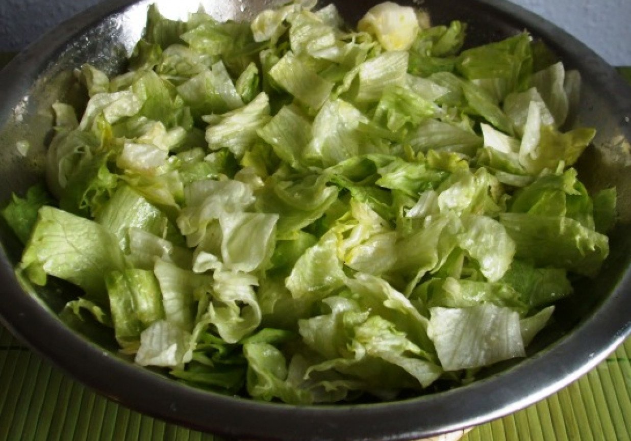 Surówka z salaty lodowej foto