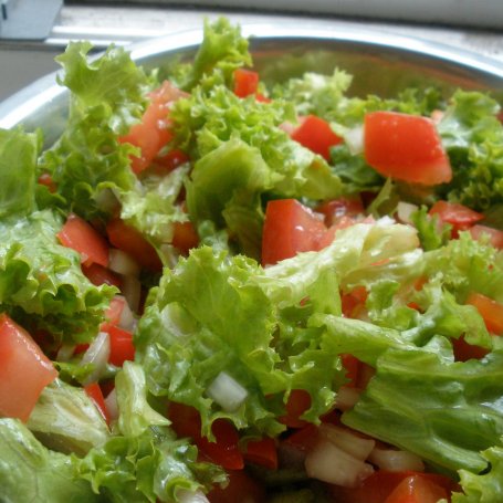 Krok 4 - Surówka z sałaty, papryki i pomidora foto