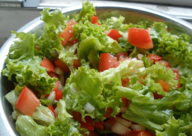 Fotografia przedstawiająca Surówka z sałaty, papryki i pomidora