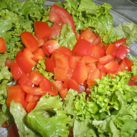 Krok 2 - Surówka z sałaty, papryki i pomidora foto