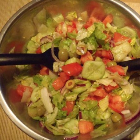 Krok 3 - Surówka z sałąty pomidorów i oliwek foto