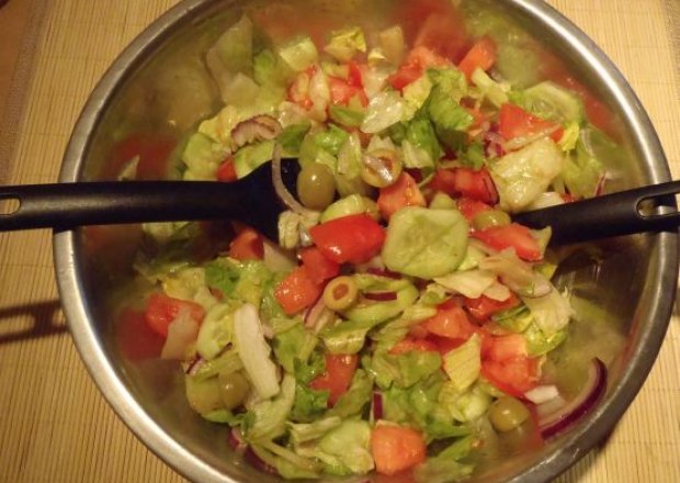 Fotografia przedstawiająca Surówka z sałąty pomidorów i oliwek