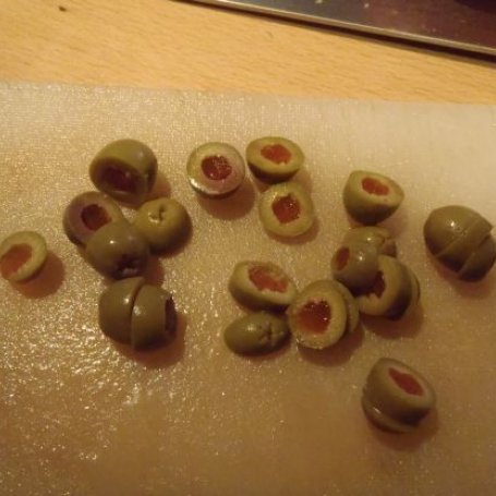 Krok 2 - Surówka z sałąty pomidorów i oliwek foto