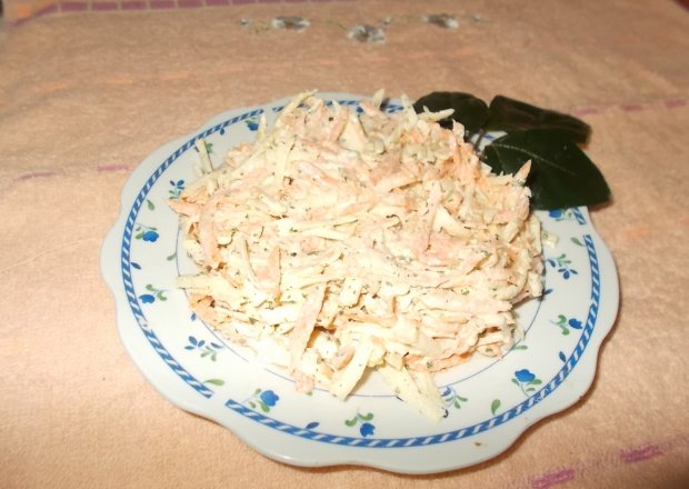Fotografia przedstawiająca Surówka z selera i marchewką