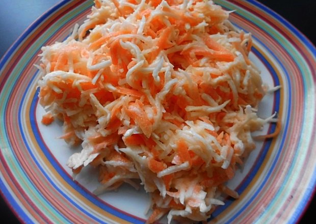 Fotografia przedstawiająca Surówka z selera i marchewki