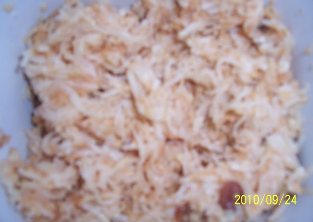 Fotografia przedstawiająca surówka z selera i orzechów