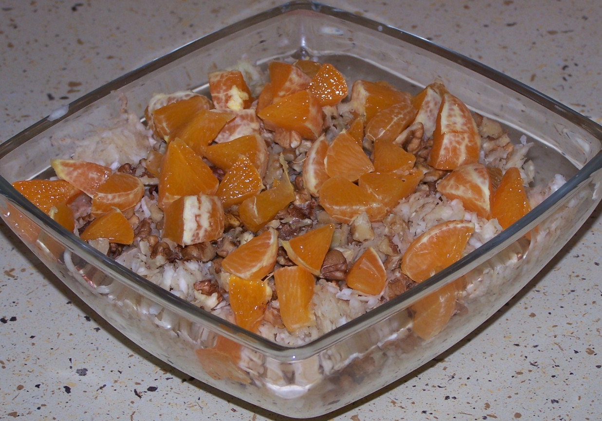 Surówka z selera z mandarynką i orzechami foto