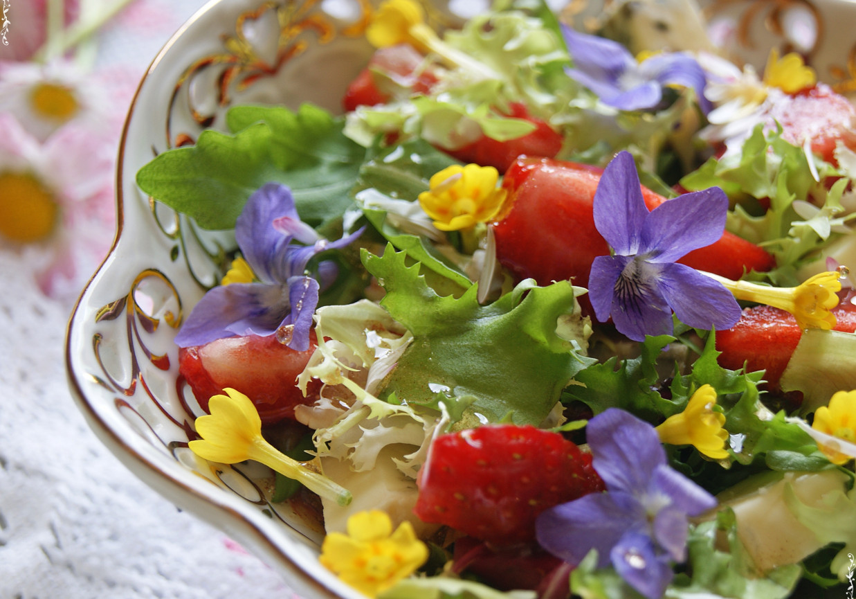 Surówka z wiosennymi kwiatami, truskawkami i serem blue foto
