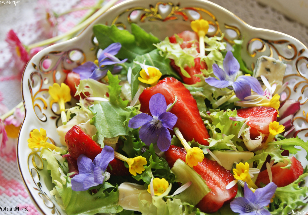 Surówka z wiosennymi kwiatami, truskawkami i serem blue foto