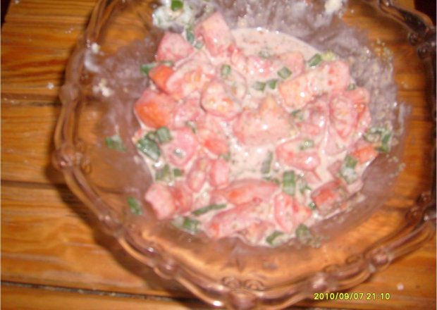 Fotografia przedstawiająca surówka z zieleniny i pomidorów
