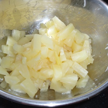 Krok 2 - Surówka ze świeżej pietruszki, ananasa i chrupiących migdałów foto