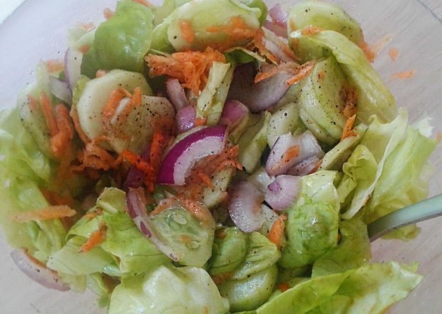 Fotografia przedstawiająca Surówka ze świeżych warzyw z olejem lnianym