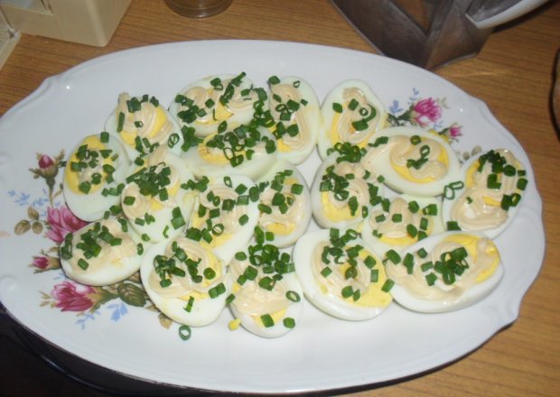 Fotografia przedstawiająca surówka ze szczypioru i jajek