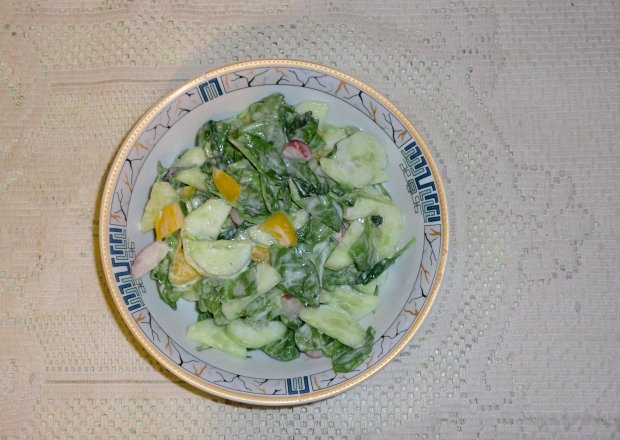 Fotografia przedstawiająca Surówka ze szpinakiem do obiadu