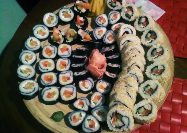 Fotografia przedstawiająca Sushi - Futomaki i uramaki