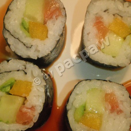 Krok 10 - Sushi – futomaki z łososiem, papryką żółtą, awokado i ogórkiem foto