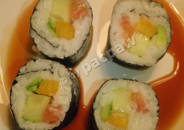 Fotografia przedstawiająca Sushi – futomaki z łososiem, papryką żółtą, awokado i ogórkiem