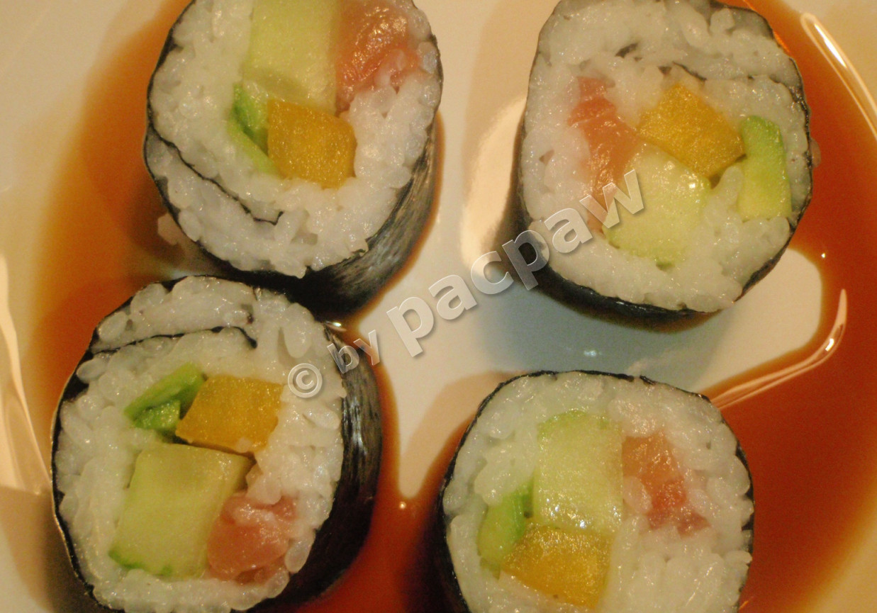 Sushi – futomaki z łososiem, papryką żółtą, awokado i ogórkiem foto