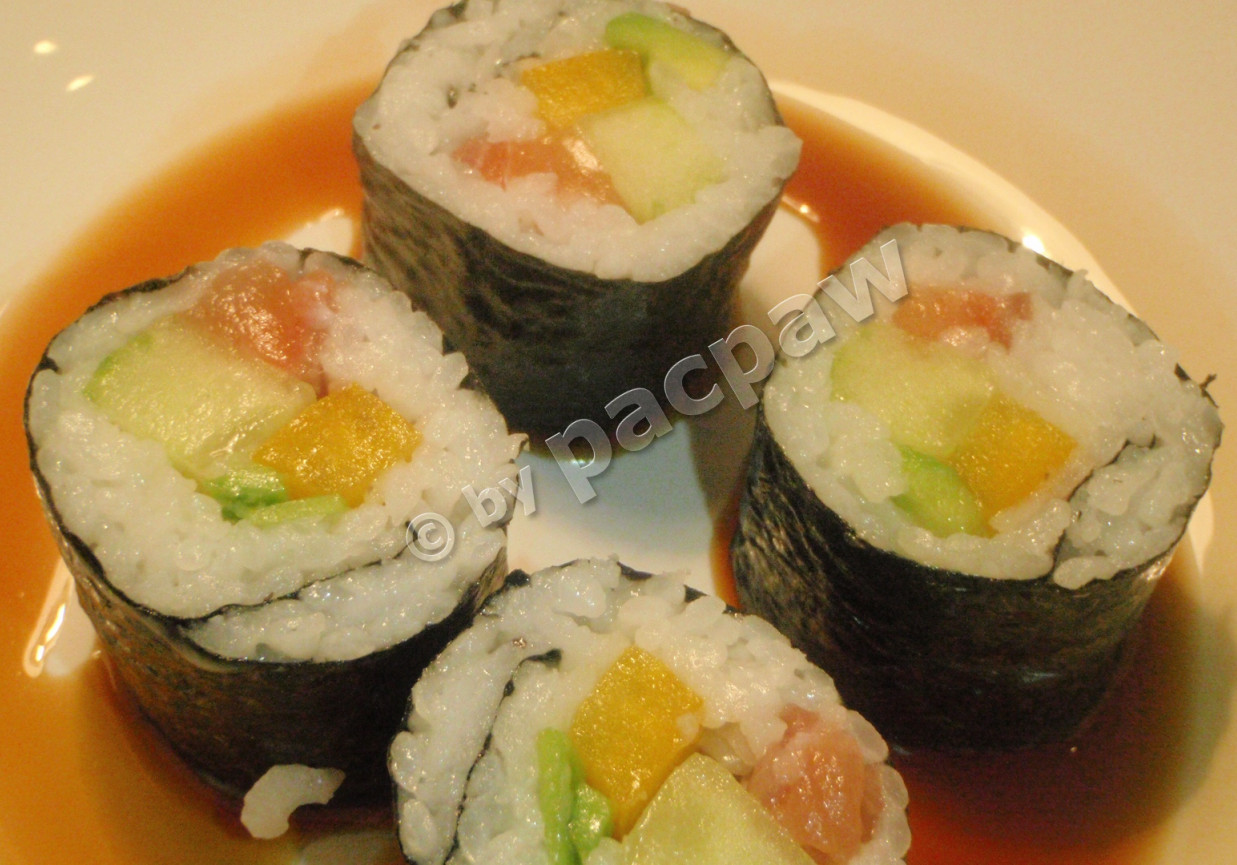 Sushi – futomaki z łososiem, papryką żółtą, awokado i ogórkiem foto