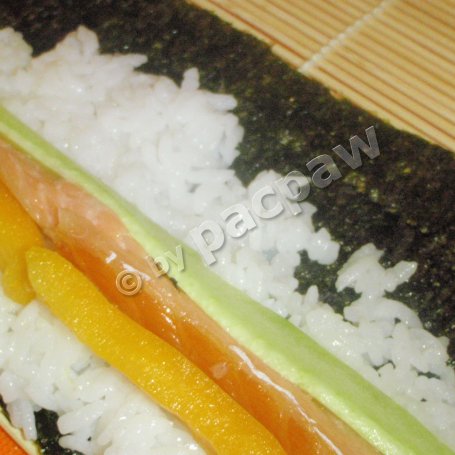 Krok 8 - Sushi – futomaki z łososiem, papryką żółtą, awokado i ogórkiem foto