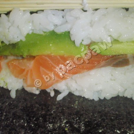 Krok 9 - Sushi – futomaki z łososiem, papryką żółtą, awokado i ogórkiem foto