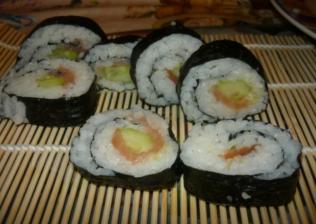 Fotografia przedstawiająca sushi i maki