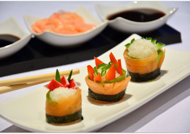 Fotografia przedstawiająca Sushi - łososiowe rollsy