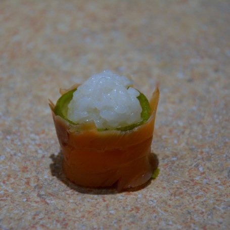 Krok 2 - Sushi - łososiowe rollsy foto