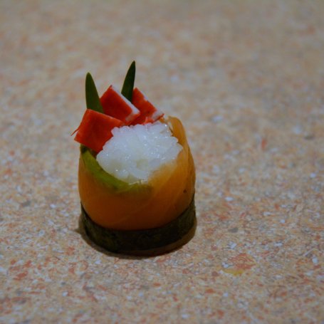 Krok 4 - Sushi - łososiowe rollsy foto